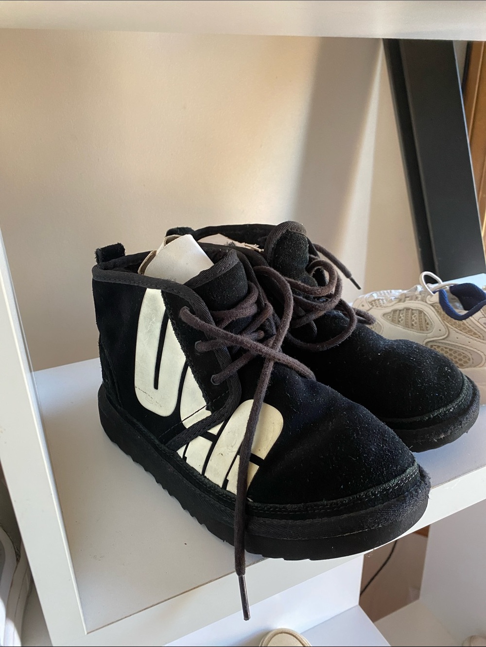 5.5-6 big boys UGG Neumel Graphic Outline Color Block Sneakers Black & White
